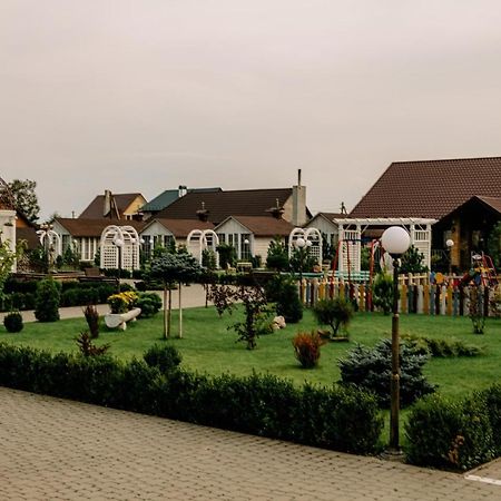 Готельно-Ресторанний Комплекс Прованс Парк Pochaiv Buitenkant foto