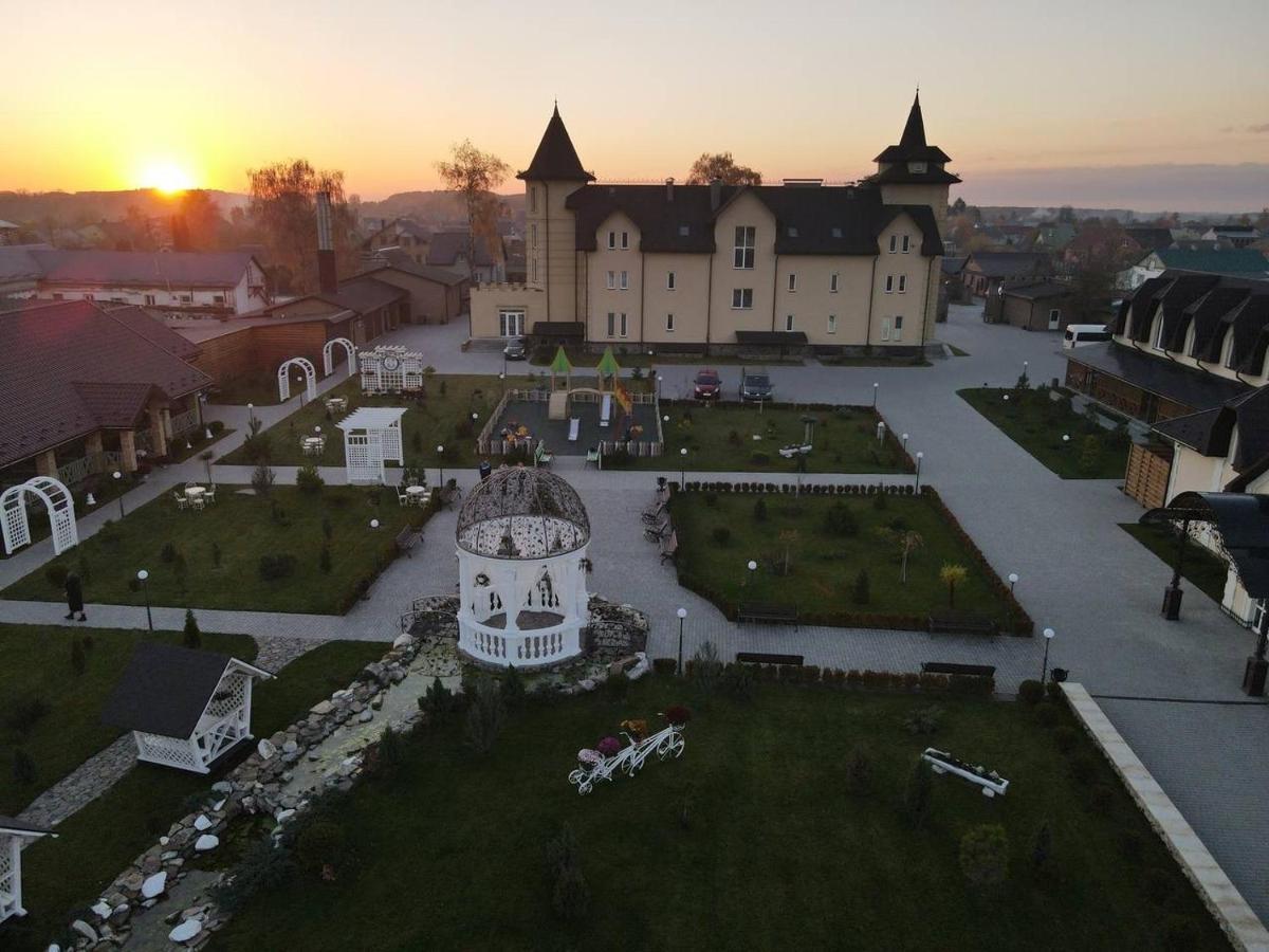 Готельно-Ресторанний Комплекс Прованс Парк Pochaiv Buitenkant foto
