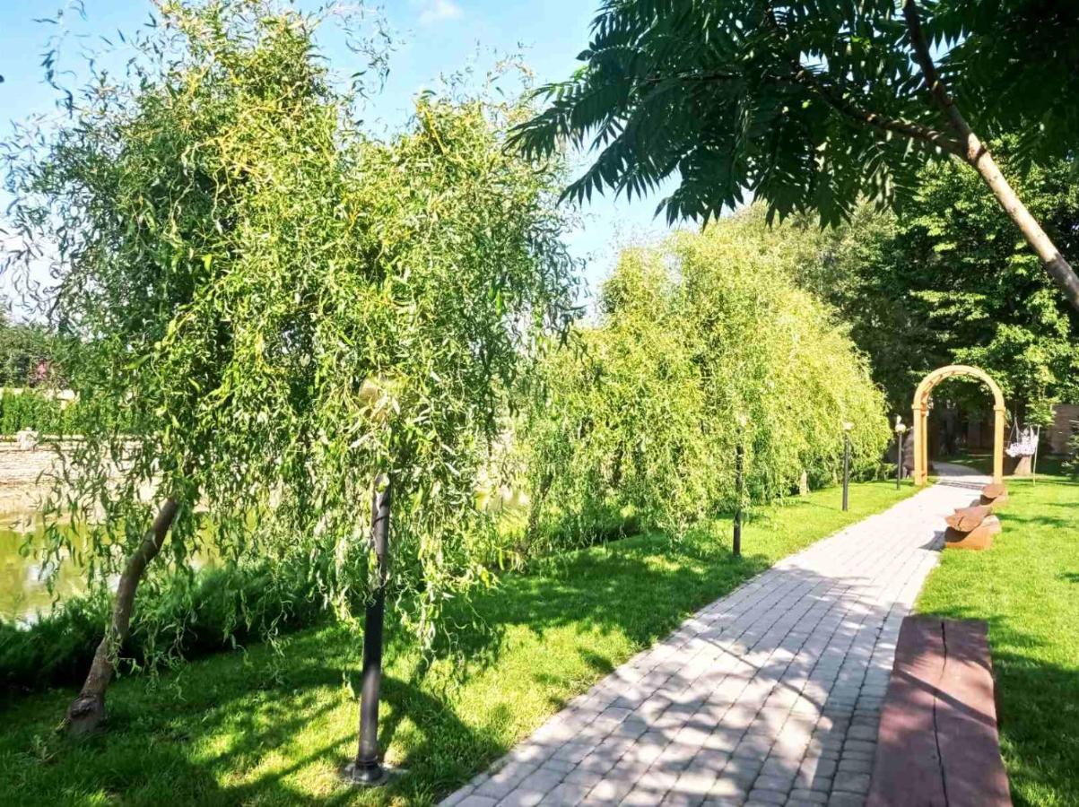Готельно-Ресторанний Комплекс Прованс Парк Pochaiv Buitenkant foto