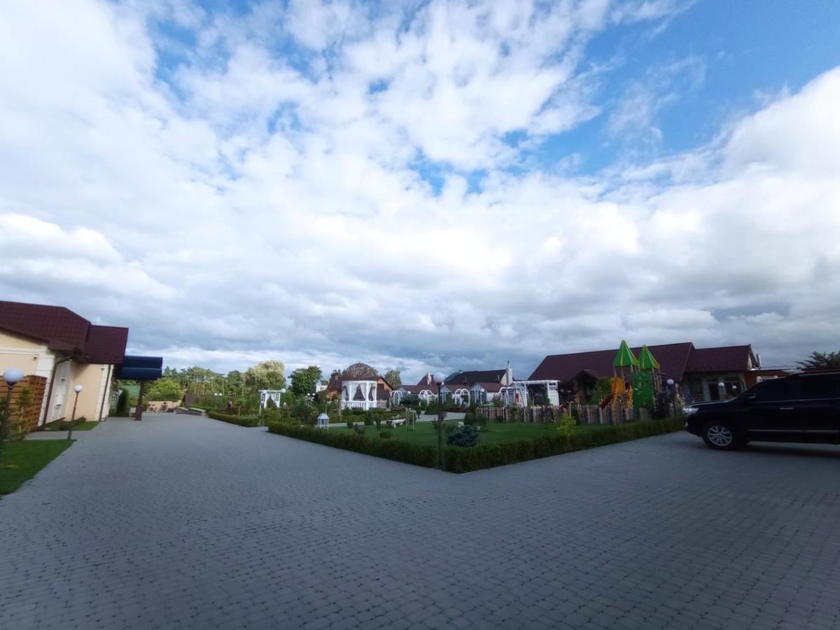 Готельно-Ресторанний Комплекс Прованс Парк Pochaiv Buitenkant foto