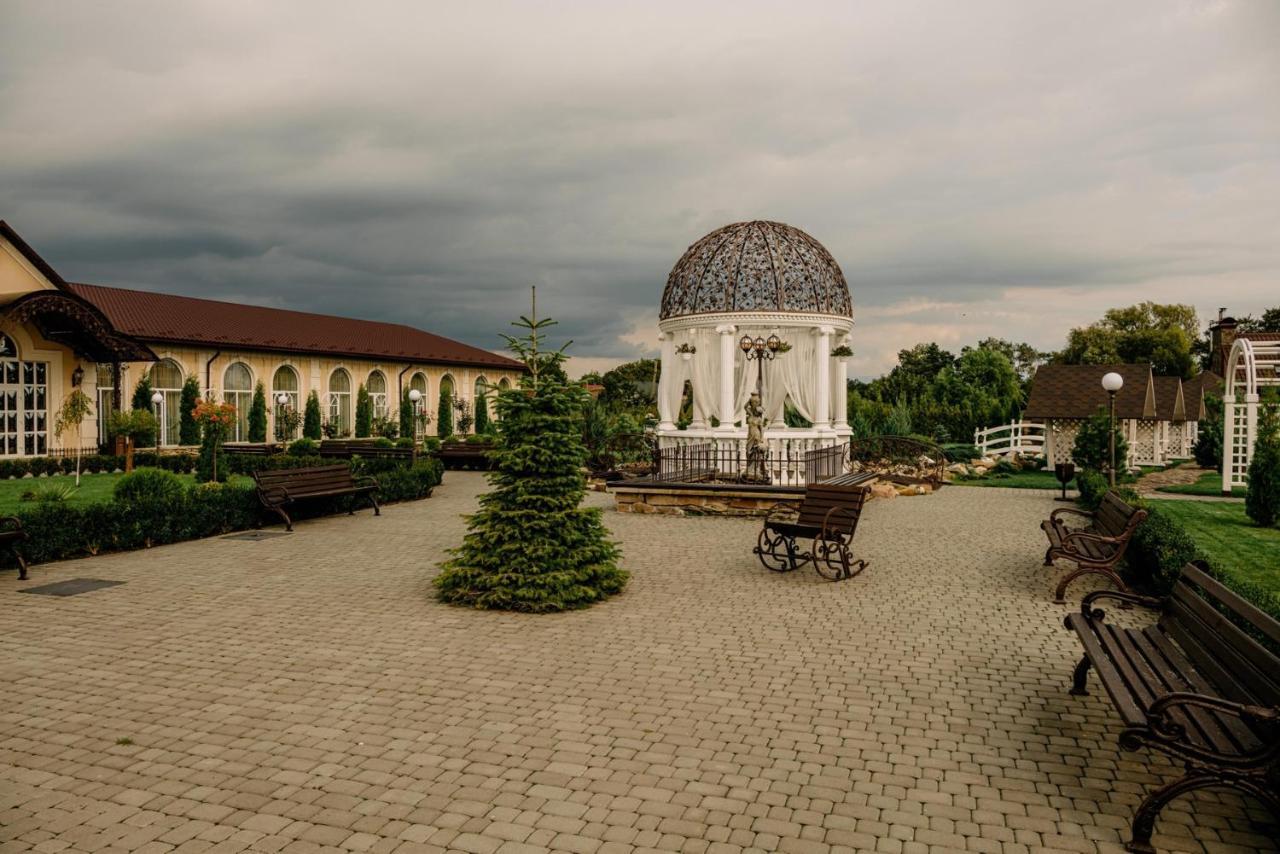 Готельно-Ресторанний Комплекс Прованс Парк Pochaiv Buitenkant foto