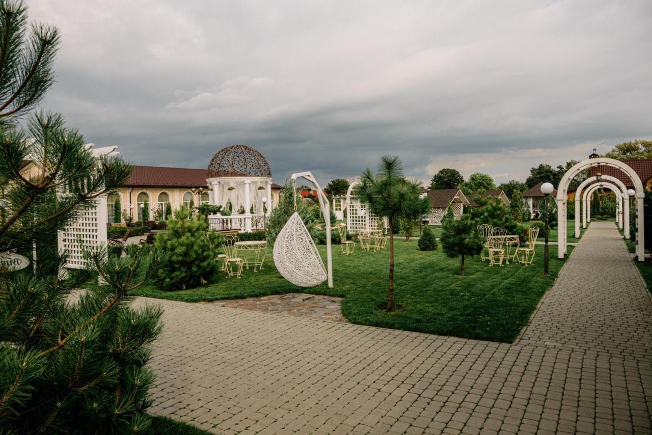 Готельно-Ресторанний Комплекс Прованс Парк Pochaiv Buitenkant foto