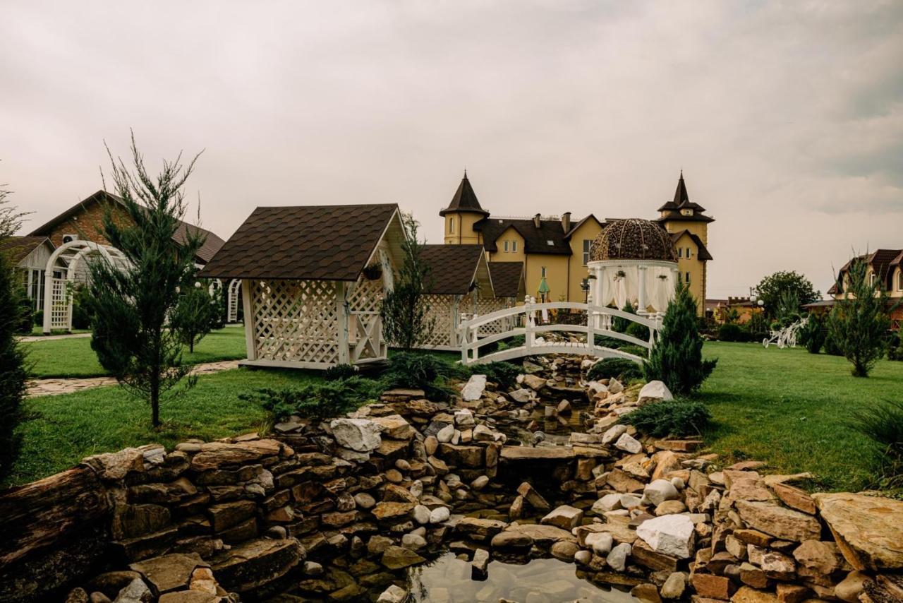 Готельно-Ресторанний Комплекс Прованс Парк Pochaiv Buitenkant foto